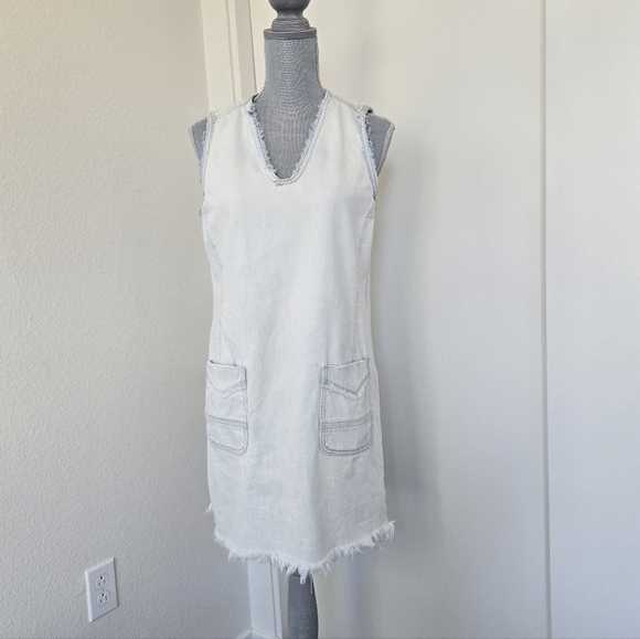 Blank NYC All About Me Light Wash Denim Frayed Shift Dress size Medium - Picture 3 of 16